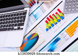 majúci peniaze, dokumenty, on  stol