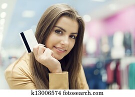 mooie vrouw, met, kredietkaart, in, het winkelen wandelgalerij