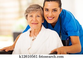 mujer mayor, en, sílla de ruedas, con, caregiver