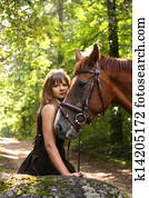 mulher bonita, e, cavalo marrom, retrato, em, misteriosa, floresta