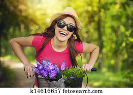 mulher feliz, gastando, tempo, em, natureza