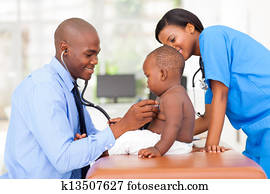 männlich, pädiatrisch, doktor, untersuchen, baby- junge, mit, weiblich, krankenschwester