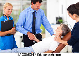 männlicher doktor, gruß, älter, patient, vorher, überprüfung