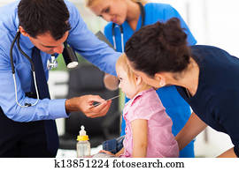 männlicher doktor, untersuchen, kleines mädchen