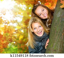 niñas adolescentes, tener diversión, en, otoño, parque, .outdoor