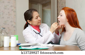 octor, الفحص, حلق, بسبب, البنت المراهقة
