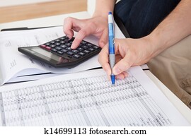 par jovem, calculando, orçamento