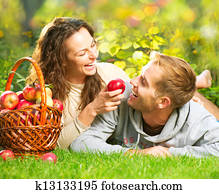 par, relaxante, grama, e, comer, maçãs, em, outono, jardim