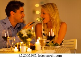 pareja joven, cena romántica