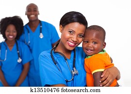 pretas, pediatra, e, menino bebê, com, colegas trabalho, experiência