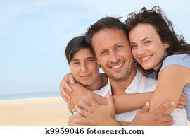 retrato, de, familia feliz, en la playa
