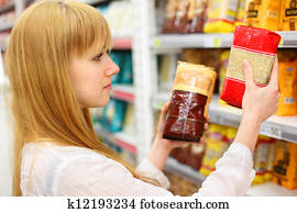 rubio, niña, llevando, camisa blanca, compares, arroz, en, store;, superficial, profundidad campo