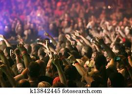 torcida, alegrando, e, mãos levantadas, em, um, música viva, concerto