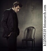 veľkodušný, clovek, do, jeden, zalezitost suit, prostredníctvom, jeden, dark background