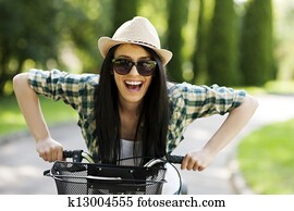 שמח, אישה צעירה, עם, אופניים
