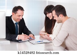 שמח, זוג צעיר, לדון, עם, יועץ