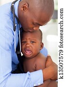 アフリカの男性, pediatric, 医者, 慰めとなる, 男の赤ん坊