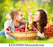 夫妇, 放松, 在草上, 同时，, 吃, 苹果, 在中, 秋季, 花园