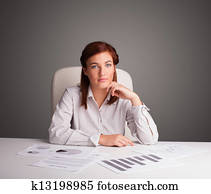 從事工商業的女性, 在桌子坐, 以及, 做, 文書工作