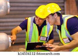 armazém, colegas trabalho, inspeccionando, maquinaria