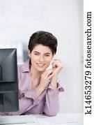 bastante, mujer de negocios, en, oficina