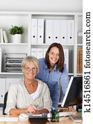 dos, hembras, smilingly, posar, dentro, la oficina