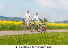 familia, en, bicicletas