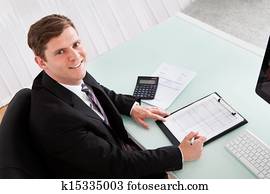 feliz, homem jovem, calculando, finanças