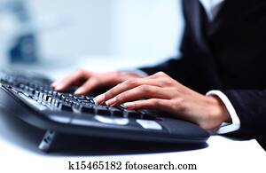 frau reicht, tippen, auf, computertastatur