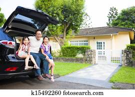 glad familie, bordsetning, i bilen, og, deres, hus, bak