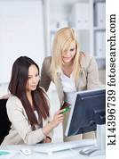 hembra, trabajador del co, trabajo junto, en, computadora