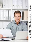 homem escritório, com, laptop, e, documentos