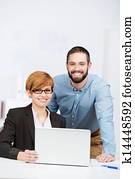 homme affaires, et, femme affaires, dans, bureau