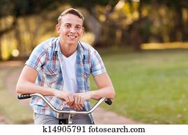menino adolescente, com, seu, bicicleta
