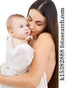 mãe, beijando, adorável, bebê