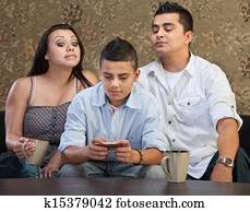 pais, observar, adolescente, emitindo mensagens