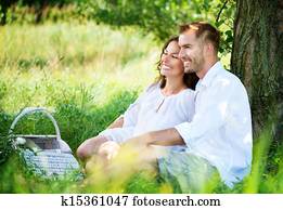 pareja joven, merienda campestre que tiene, en, un, park., familia feliz, al aire libre
