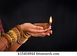 passe segurar, lanterna, durante, diwali, festival luzes