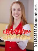 salesgirl, ∥で∥, スイス チーズ, 上に, a, プレート, ∥ために∥, 味が分かる