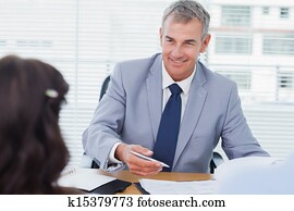 sonriente, agente inmobiliario, completar, contrato, con, pareja