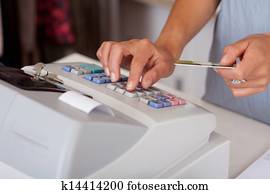 verkäuferin, halten, kreditkarte, während, gebrauchend, bargeld, buero