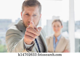 zlostný, obchodník, pointing do, fotoaparát