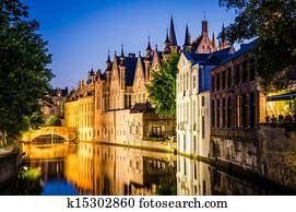 água, canal, e, medieval, casas, à noite, em, bruges