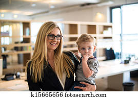 אישת עסקים, עם, ילד קטן, ב, המשרד