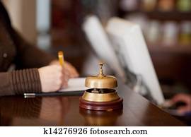 פעמון, ב, מלון, הגב