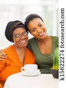 3º edad, mujer africana, con, hija, en casa