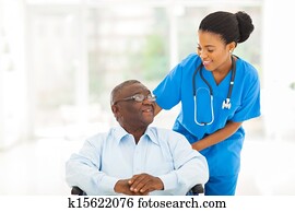 africano, enfermeira, cuidando, sênior, paciente, em, cadeira rodas