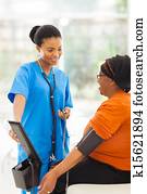 afrikanisch, medizinische, krankenschwester, und, älter, patient
