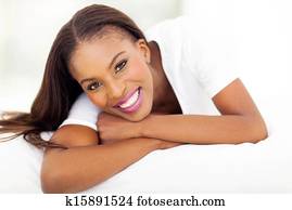 afrikanische amerikanische frau, lügen bett