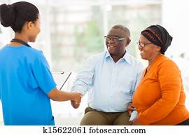 afrikanische frau, krankenschwester, gruß, ältere paare